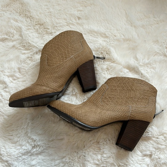 UGG Charlotte Snake Embossed Calf Hair Boots Moonbeam - Picture 5 of 11